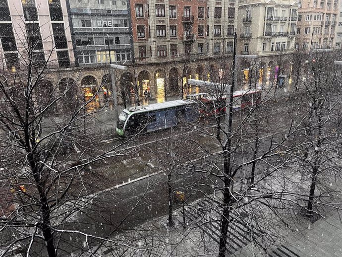 Nieve en el centro de Zaragoza al paso de dos autobuses