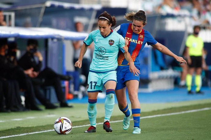 Archivo - Maria Alharilla of Levante and Maria Francesca "Mariona" Caldentey of FC Barcelona in action during the spanish women cup, Copa de la Reina, Final football match played between FC Barcelona and Levante UD at Butarque stadium on May 30, 2021 in L