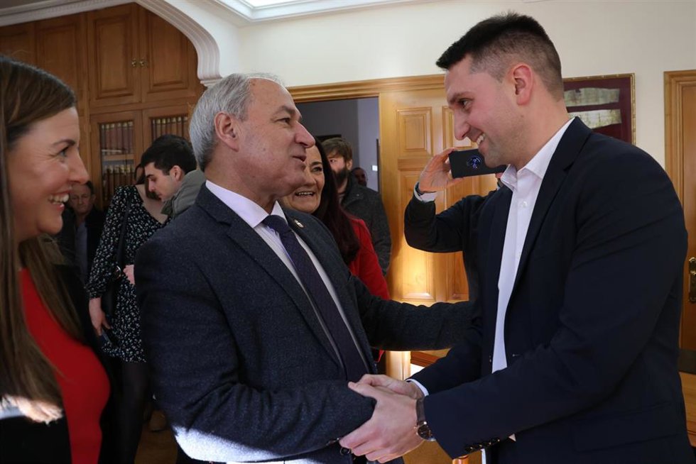 Foto E Pé: O Presidente Da Deputación Asiste Á Toma De Posesión De Rubén García Freije Como Novo Alcalde De Trabada