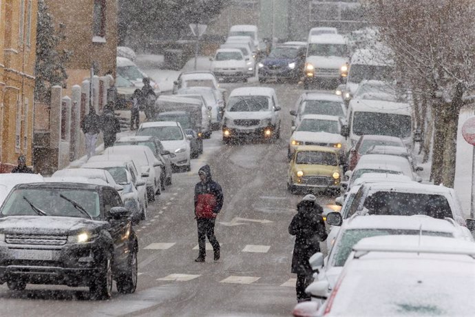 Varios coches circulan mientras nieva, a 19 de enero de 2024, en Soria, Castilla y León (España). 