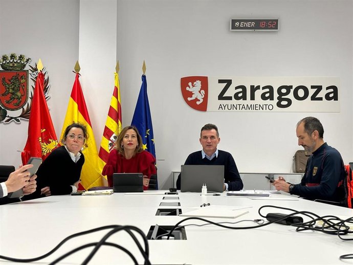 La alcaldesa de Zaragoza, Natalia Chueca, sigue la nevada desde el Parque de Bomberos 1 junto con la concejal delegada de Bomberos y Proyección Civil, Ruth Bravo