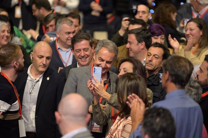 L'expresident del Govern i ex-secretari general del PSOE, José Luis Rodríguez Zapatero, a la seva arribada a la primera jornada de la Convenció Política del Partit Socialista 'Democràcies més fortes?, en Palexco, a 19 de gener de 2024, a la Corunya, Galic