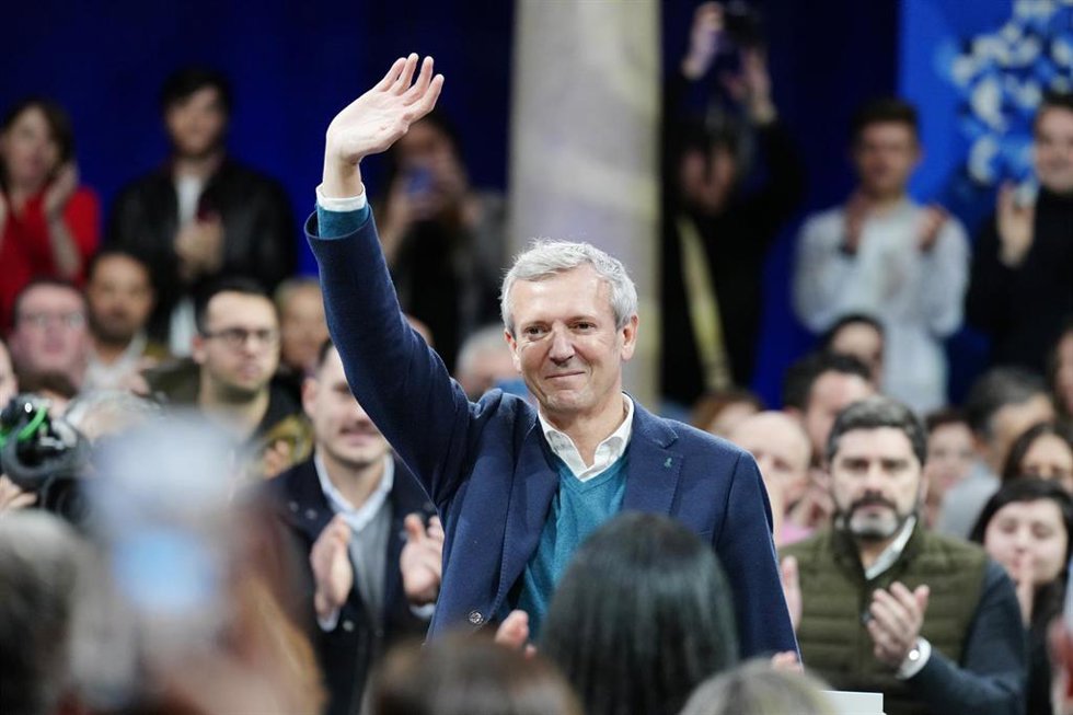 El presidente de la Xunta, Alfonso Rueda, saluda durante el acto de proclamación como candidato del PP a la Xunta de Galicia, en el Hotel Monumento San Francisco, a 7 de enero de 2024, en Santiago de Compostela, A Coruña, Galicia (España). Rueda protago