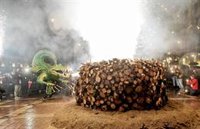 El Drac de na Coca enciende el 'fogueró' de plaza Mayor y da inicio a un Sant Sebasti pasado por agua