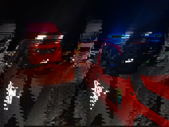 Vehículos de la UME en las labores de retirada de los vehículos