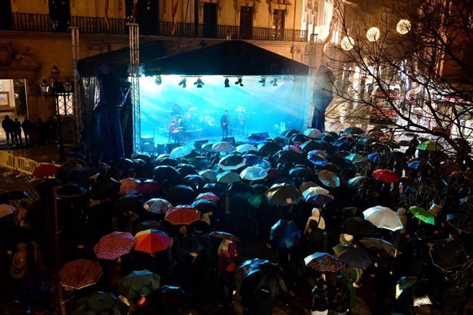 Revetla de Sant Sebasti. Concierto. Plaza de Cort. Lluvia.