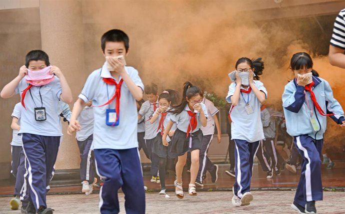 Archivo - Simulacro de evacuación de emergencia en la escuela de Taizhou, Zhejiang, China.