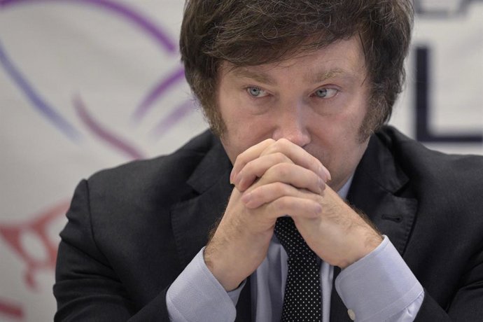 December 23, 2023: El legislador y nuevo presidente de Argentina, Javier Milei, observa durante una conferencia de prensa en Buenos Aires el 11 de octubre de 2023, antes de las elecciones presidenciales de Argentina.