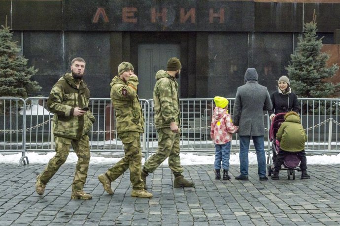 Archivo - March 14, 2023, Moscow, Moscow, Russia: Members of the far right russian paramilitary unit ''Rusich'' take a walk closer to the Lenin Mausoleum in the Kremlin square during a break in their participation in the russian invasion of Ukraine.