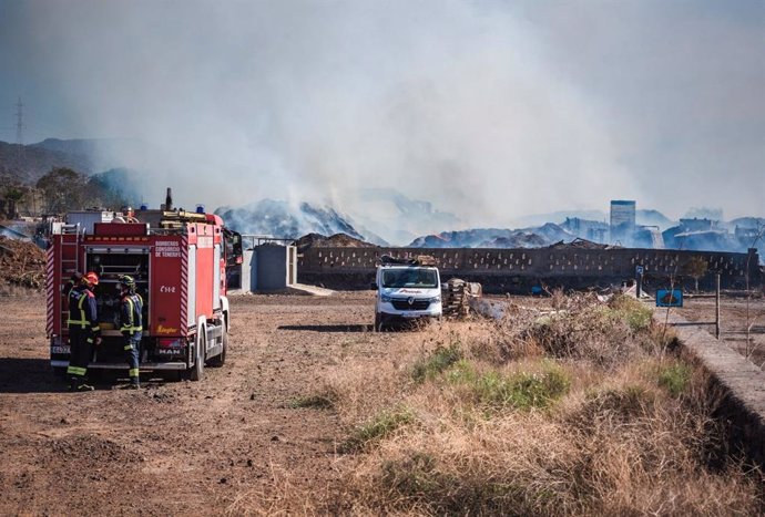 El Consorcio de Prevención y Extinción de Incendios y Salvamento de Tenerife ha dado por extinguido el incendio de la planta de compostaje ubicada en la zona de Parque La Reina, en el municipio de Arona, que se inició el jueves 11 de diciembre