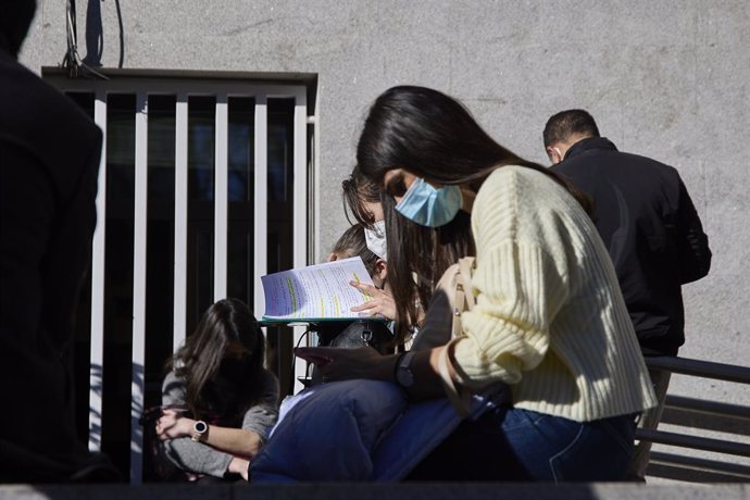 Archivo - Celebración de los exámenes MIR, en la Facultad de Educación de la Universidad Complutense de Madrid, a 29 de enero de 2022, en  Madrid (España). Las pruebas, convocadas por el Ministerio de Sanidad para acceder a las plazas ofertadas de Forma