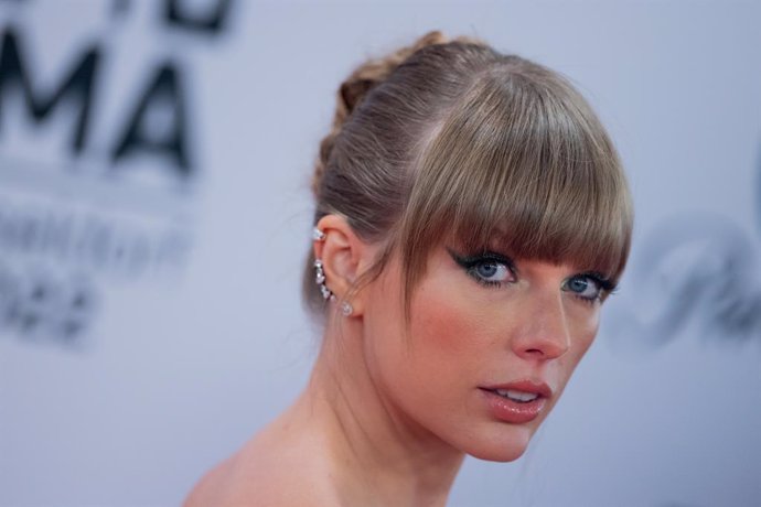 Archivo - FILED - 13 November 2022, North Rhine-Westphalia, Duesseldorf: US singer Taylor Swift walks the red carpet at the MTV Europe Music Awards. Photo: Rolf Vennenbernd/dpa