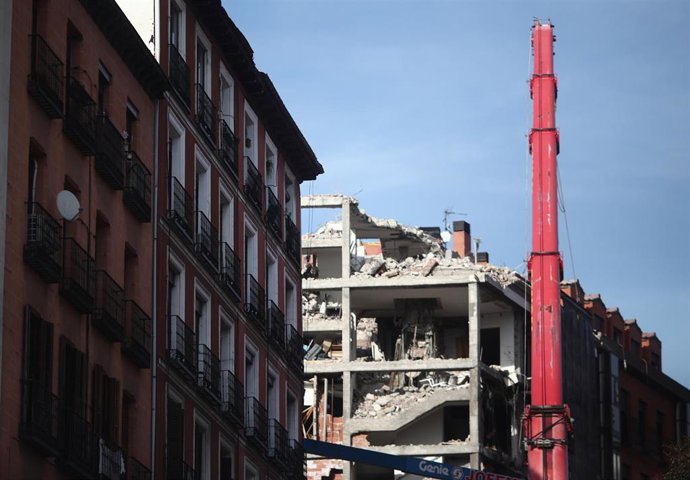 Archivo - Una grúa trabaja en la demolición de la planta sexta del edificio de la calle Toledo 98 que, el pasado día 20 sufrió una explosión por un escape de gas, en Madrid (España), a 27 de enero de 2021.  