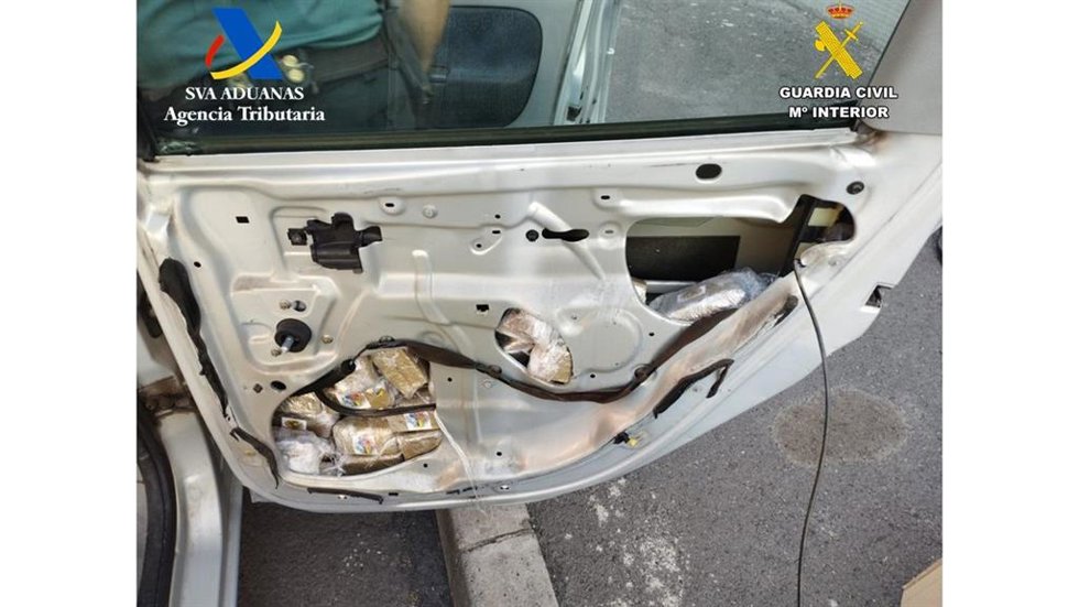 Un varón, del que no han trascendido más datos, ha sido detenido a su llegada al puerto de Santa Cruz de Tenerife como presunto autor de un delito de tráfico de drogas, al ser sorprendido con 51 kilos de hachís ocultos en el coche.
