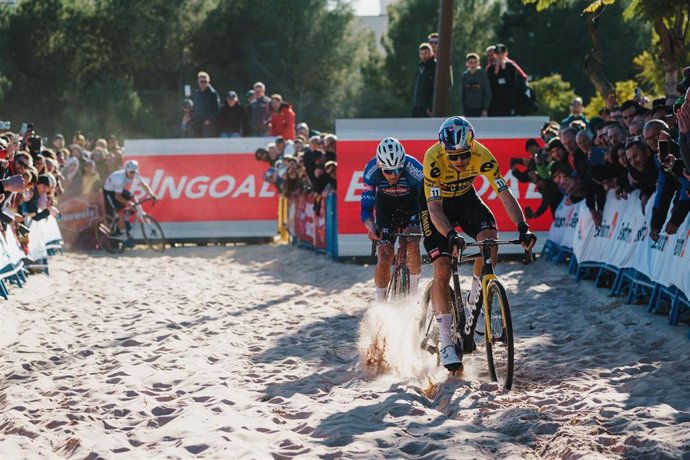 Archivo - Wout van Aert y Mathieu van der Poel en la Copa del Mundo de ciclocross de Benidorm en 2023