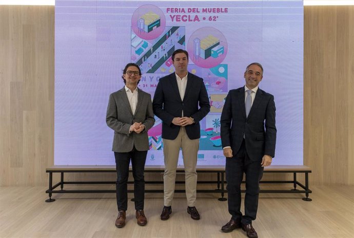 El director del certamen, Juan Miguel Zornoza, el concejal de Industria de Yecla, Pedro Lorenzo, y el director general de Impulso al Comercio, Innovación Empresarial e Industrias y Oficios Artesanales, Rafael Gómez