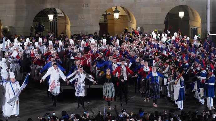 Izada de la bandera de San Sebastián que da inicio a la Tamborrada del Día de San Sebastián, que ha sufrido de madrugada temperaturas por debajo de cero gradoas