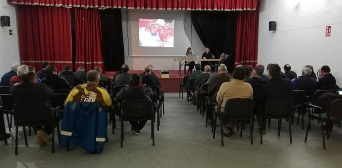 Fruticultores participan en una charla sobre la plaga de la mosca del vinagre