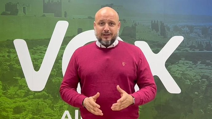 El portavoz adjunto de Vox, Rodrigo Alonso, explica la batería de medidas en defensa del sector agroalimentario de Andalucía que ha registrado su grupo parlamentario en una Proposición No de Ley (PNL).