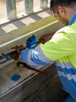Operario instalando un contador de telelectura para Emasesa.
