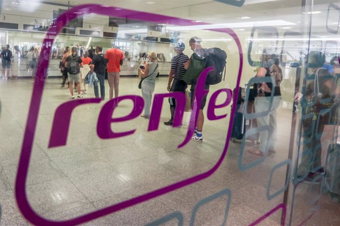 Archivo - Pasajeros esperan para ser atendidos, en la estación de Chamartín, a 26 de agosto de 2022, en Chamartín (España).