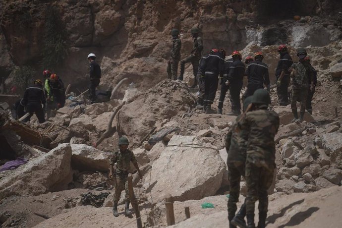 Archivo - Efectivos de bomberos siguen buscando supervivientes en la aldea desaparecida, a 14 de septiembre de 2023, en Imi NTala, región de Marrakech-Safi (Marruecos).