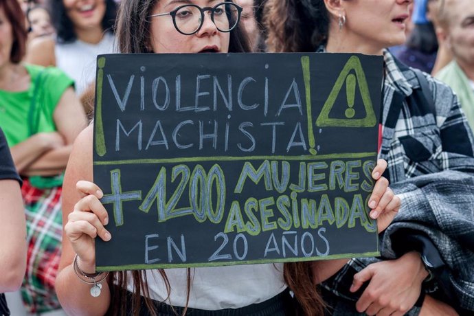 Archivo - Una mujer sujeta un cartel durante una concentración por los 40 feminicidios en 2023 en la Puerta del Sol, a 2 de junio de 2023, en Madrid 