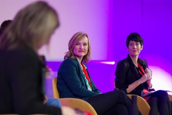 Archivo - La ministra de Educación, Formación Profesional y Deportes, Pilar Alegría (i) y la ministra de Inlcusión y Seguridad Social, Elma Saiz (d), participan en el panel 'reforzando el estado de bienestar', durante la convención política del PSOE.
