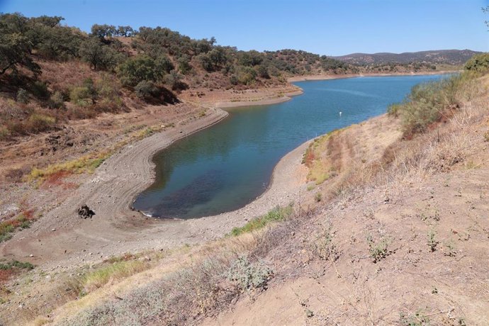 Archivo - Vista general del Embalse de la MInilla, a 29 de agosto de 2023 en Sevilla (Andalucía, España), en una foto de archivo 