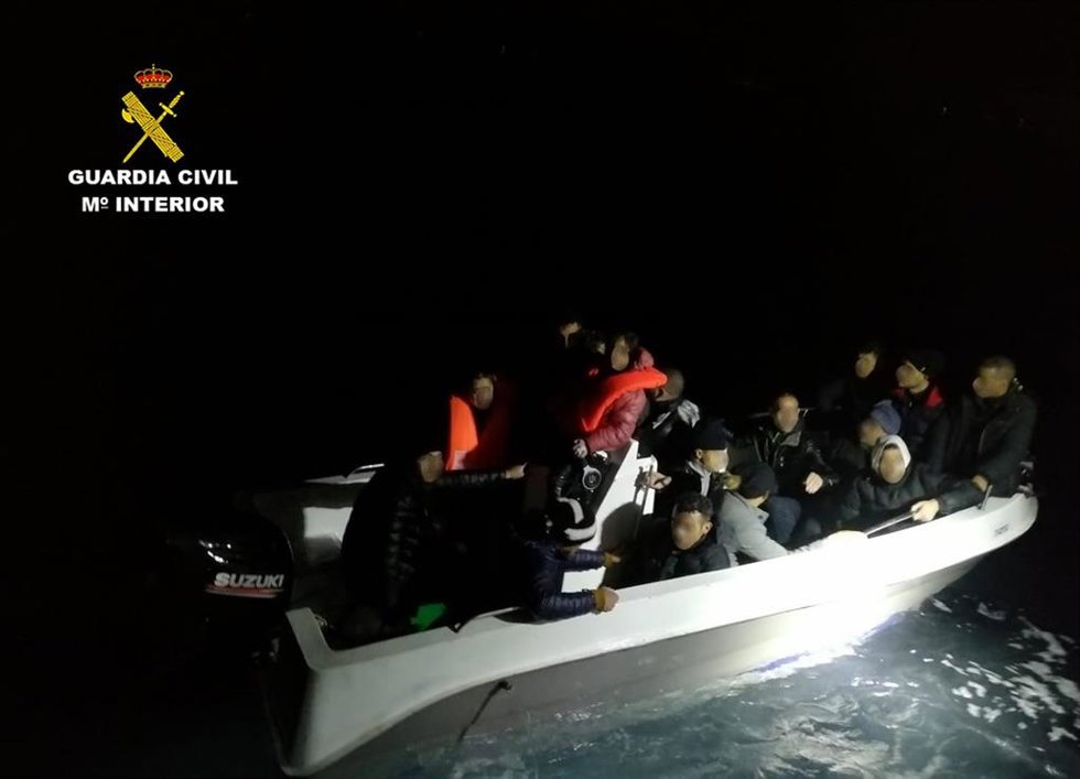Guardia Civil rescata a 16 migrantes a bordo de una embarcación a punto de naufragar en la costa murciana