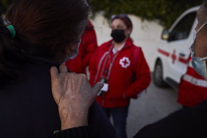 Archivo - Dos mujeres sin hogar conversan con un grupo de trabajadores de Cruz Roja en una imagen de archivo. 