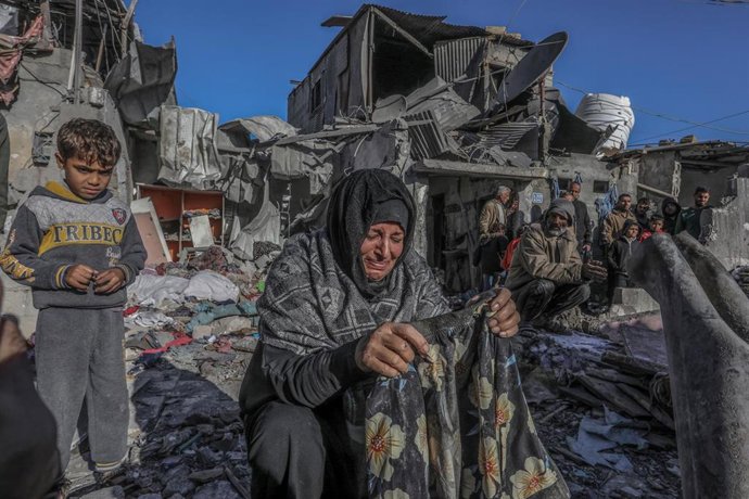 Una mujer palestina llora frente a los restos de una vivienda bombardeada en Gaza