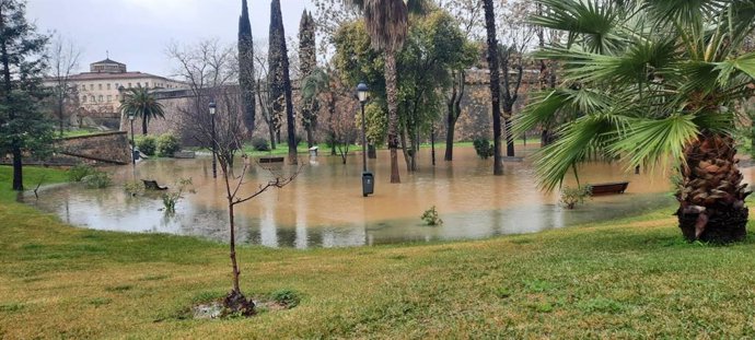 Parque de los Sitios de Badajoz anegado por las lluvias
