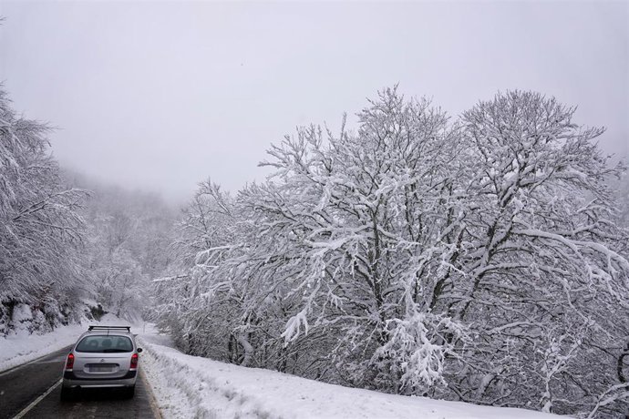 Archivo - Nieve en la carretera