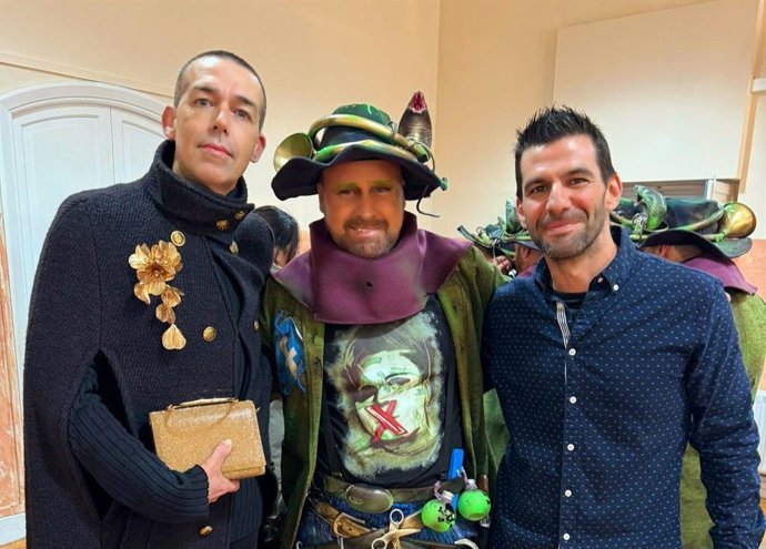 El teniente de alcalde de Fiestas del Puerto de Santa María (Cádiz), David Calleja, junto a miembros de la comparsa 'Los ofendiditos'.