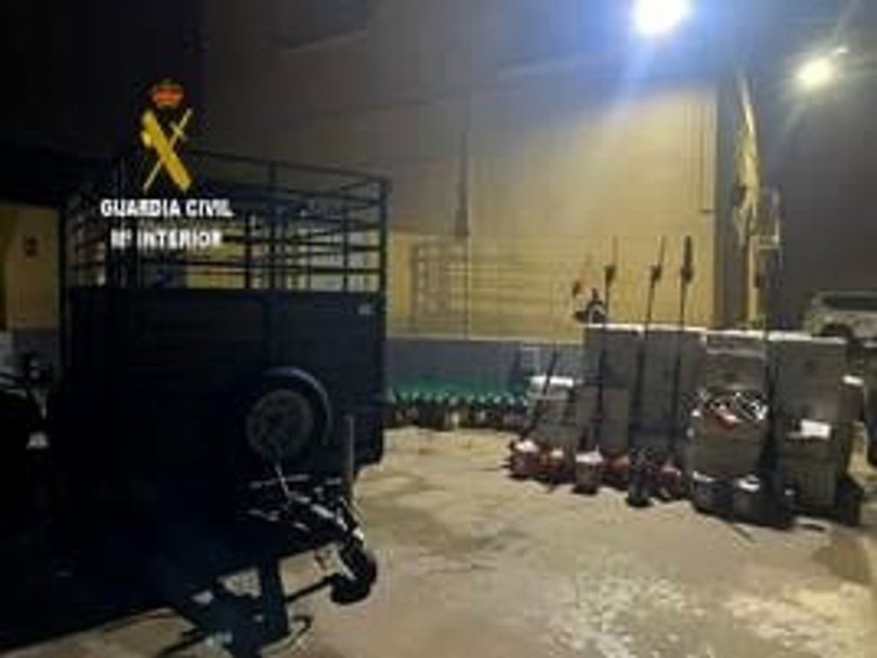 Remolque con 1.800 litros de aceite de una almazara de Almodóvar intervenidos por los agentes.