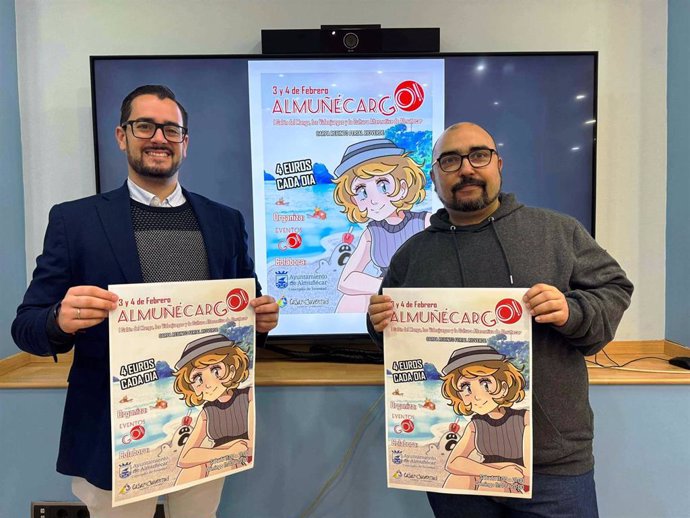 El concejal de Juventud del Ayuntamiento de Almuñécar, Francisco Rodríguez, y el director de la empresa Eventos GO!, Antonio Camacho, presentan el cartel del Salón del Manga y la Cultura Alternativa de Almuñécar