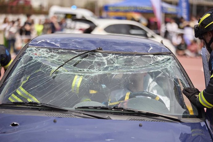 Archivo - Un coche durante un simulacro de siniestro de tráfico múltiple.