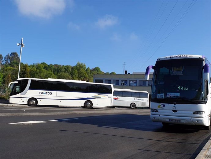 Archivo - Autobuses escolares.