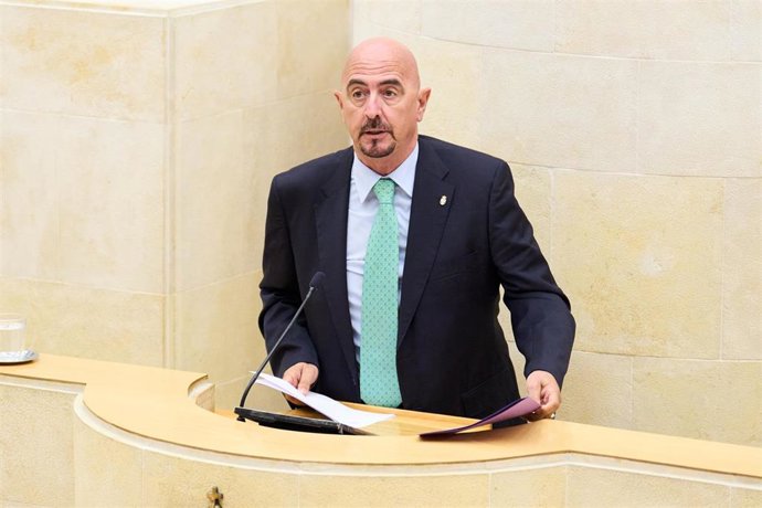 Archivo - El consejero de Salud del Gobierno de Cantabria, César Pascual