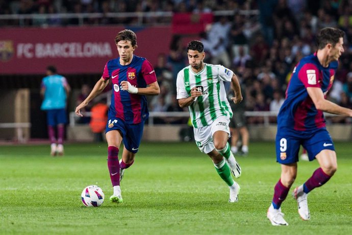 Archivo - Joao Felix of Fc Barcelona and Ayoze Perez of Real Betis in action during the Spanish league, La Liga EA Sports, football match played between FC Barcelona and Real Betis at Estadi Olimpic Lluis Company on September 16, 2023 in Barcelona, Spai