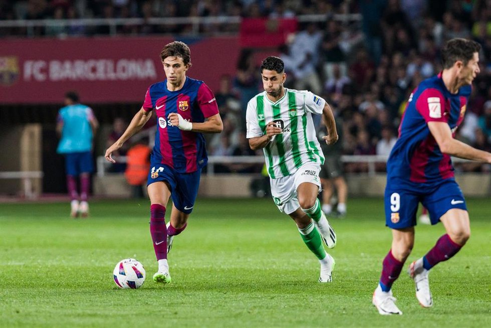 Archivo - Joao Felix of Fc Barcelona and Ayoze Perez of Real Betis in action during the Spanish league, La Liga EA Sports, football match played between FC Barcelona and Real Betis at Estadi Olimpic Lluis Company on September 16, 2023 in Barcelona, Spai