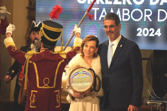 Isabel Verdini, Tambor de Oro 2024, junto al alcalde de San Sebastián, Eneko Goia