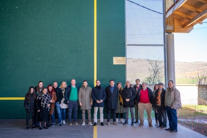 El presdiente del Gobierno rioojano, Gonzalo Capellán inaugura el nuevo espacio multiusos de Matute destinado a la realización de actividades deportivas y culturales