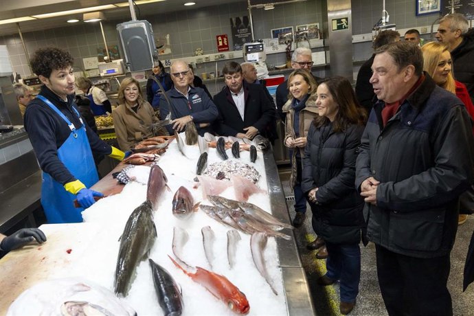 El ministro de Agricultura, Pesca y Alimentación, Luis Planas, visita la plaza de Lugo junto a la alcaldesa, Inés Rey