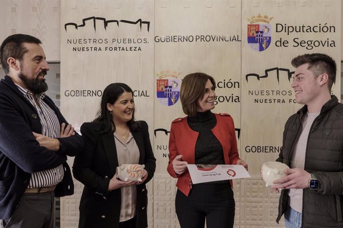 La diputada de Promoción Provincial y Desarrollo Rural Sostenible, Magdalena Rodríguez y el presidente de la patronal de hostelería segoviana, Jesús Castellanos, acompañados del chef del restaurante El Cochifrito Plaza, José María Simón