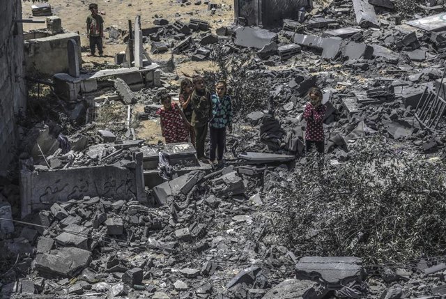 Archivo - Cementerio bombardeado en Beit Lahia, en la Franja de Gaza