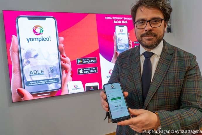 El edil Álvaro Valdés con la app Yompleo de la ADLE.