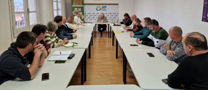 UPA Aragón reclama al consejero autonómico una "flexibilización" de la PAC porque "aprieta a los agricultores y cada vez los ahoga más".