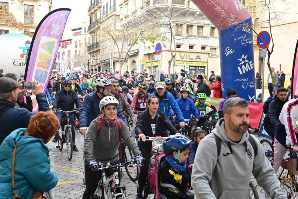 Miles de personas celebran la 43a Diada Ciclista de Sant Sebasti